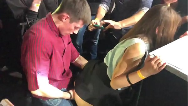 Echte seks yn in Russyske nachtclub. 18-jierrich Russysk famke yn 'e anus en fagina neukt yn in nachtclub