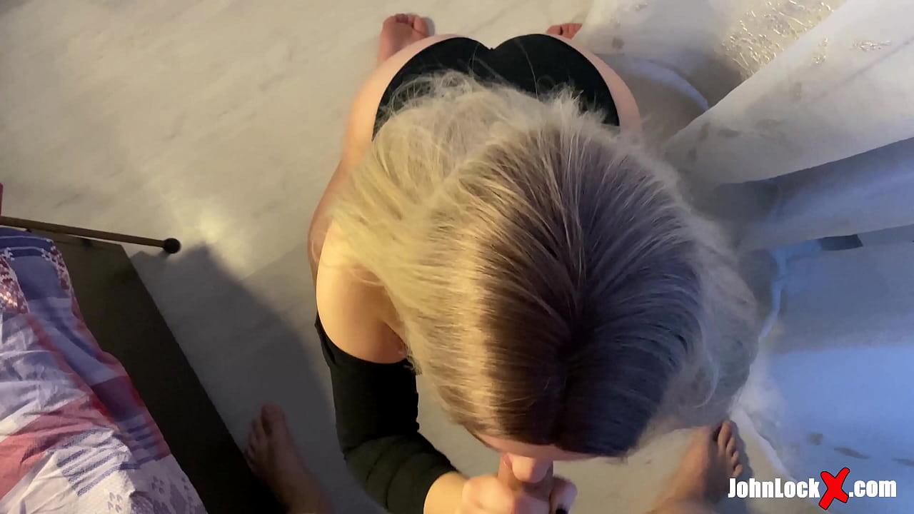 Redhead sûget Dick en neukt omheech, krijt Cum op har kont